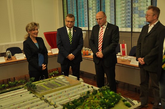 Ministerin Keller (li) zu Bescuh (Foto: Ilka K&uuml;hn)