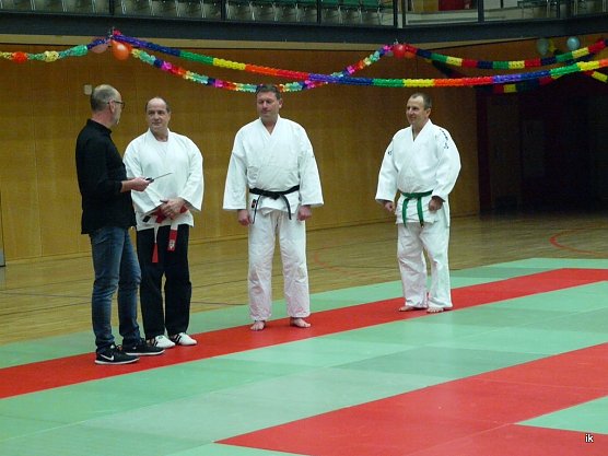 Joachim Retzek (2.v.li) erh&auml;lt die Ehrennadel (Foto: Ilka K&uuml;hn)
