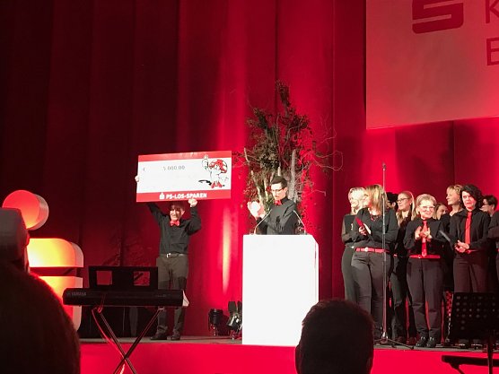 Spende &uuml;bergeben (Foto: Ilka K&uuml;hn)