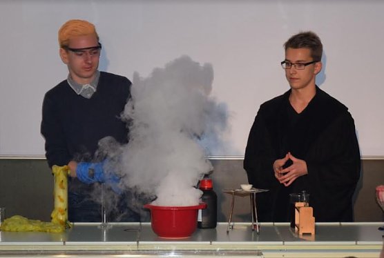 Versuch (Foto: Gymnasium) Versuch (Foto: Gymnasium)