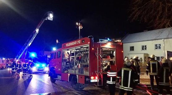 Feuerwehreinsatz in Beuren (Foto: Martin Sch&ouml;nek&auml;s)