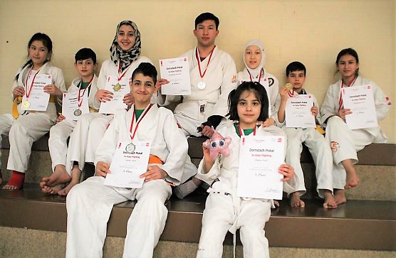 Mit Medaillen (Foto: JuJutsu Verein)