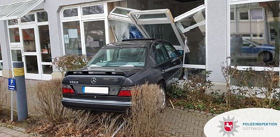 Ins Fenster gefahren (Foto: Polizei G&ouml;ttingen)