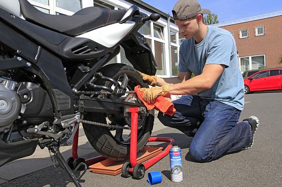 Vor der ersten Tour im neuen Jahr sollte das Motorrad einmal gr&uuml;ndlich gewartet werden. (Foto: Caramba)