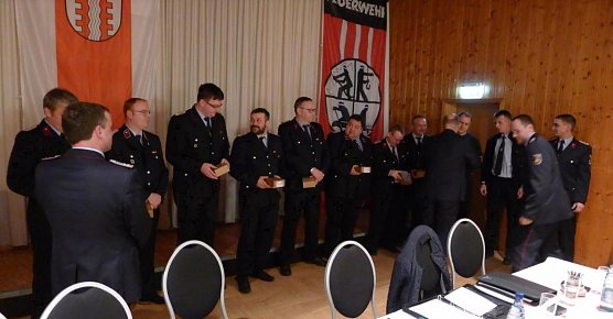 Feuerwehren erhielten CO Melder (Foto: Ren&eacute; Wei&szlig;bach)