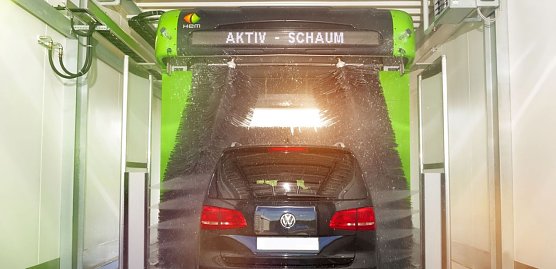 Jeder dritte Mann putzt lieber das Auto als die eigene Wohnung (Foto: HEM)