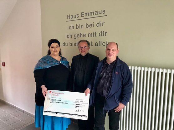 Spenden&uuml;bergabe (Foto: Thomas Einberger)