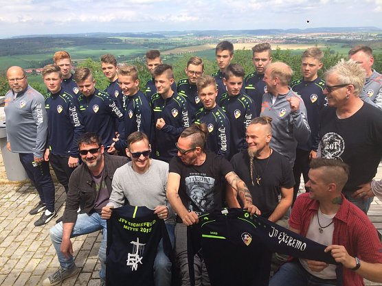 In Extremo unterst&uuml;tzt Nachwuchskicker (Foto: Sebastian Grimm)