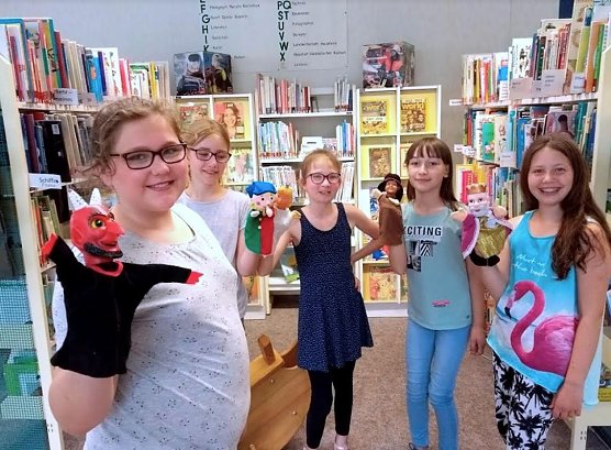 Treffen in der Bibliothek (Foto: Elke R&auml;uber )