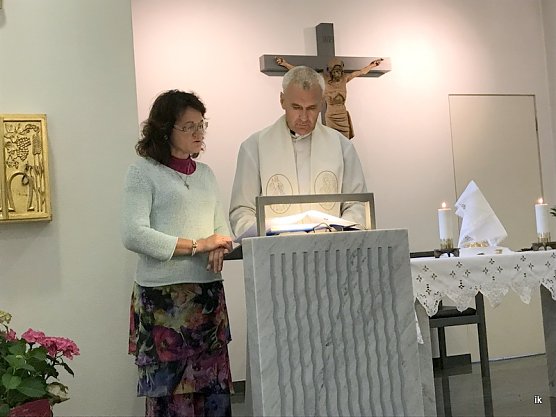 Jutta Tr&uuml;mper und Pater Dominique (Foto: Ilka K&uuml;hn)