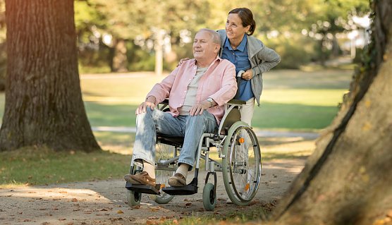 senior wird gepflegt (Foto: UPD)