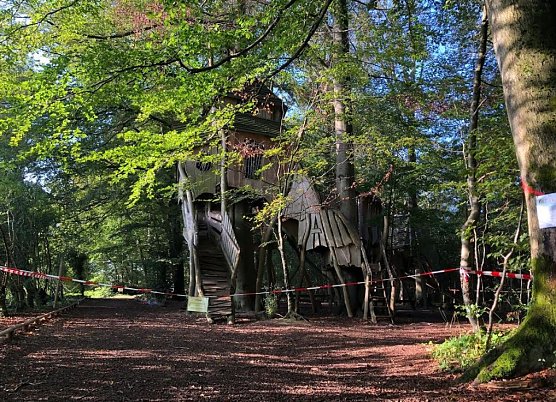 Baumhaus gesperrt (Foto: Uwe M&uuml;ller)