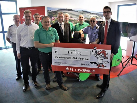 Symbolische Scheck&uuml;bergabe (Foto: Ilka K&uuml;hn)