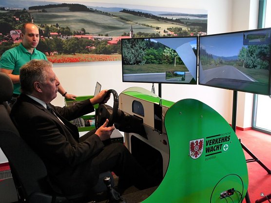 Hubert Riese im Fahrsimulator (Foto: Ilka K&uuml;hn)