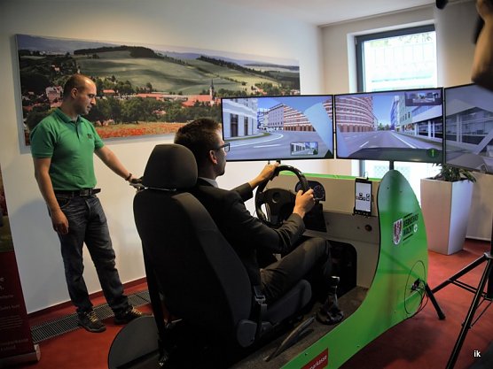 Sandro Wagner im Fahrsimulator (Foto: Ilka K&uuml;hn)