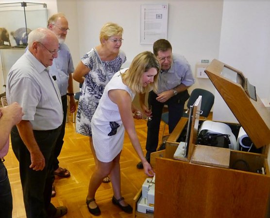 Ausstellungskuratorin Anne Vaupel-Meier erkl&auml;rt  (Foto: Eichsfeldmuseum)