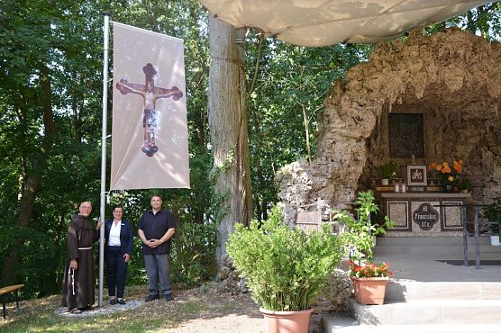 Neue Fahnen auf dem H&uuml;lfensberg (Foto: Kreissparkasse Eichsfeld)