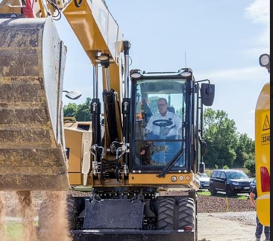 Spatenstich mit Bagger (Foto: Martina Adler)