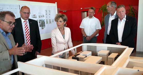 F&ouml;rdermittel &uuml;bergeben (Foto: Ilka K&uuml;hn)