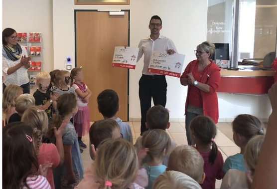 &Uuml;bergabe Schecks (Foto: Kreissparkasse Eichsfeld)