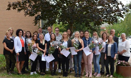 Die Absolventen mit Ausbildern, Krankenhaus- und Schulleitung. (Foto: Merten, St. Martini)