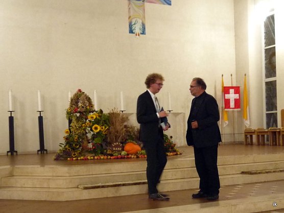 Dr. M&uuml;ller mit Pfr. Gregor Arndt (Foto: Ilka K&uuml;hn)