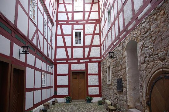Innenhof der Burg (Foto: Dr. Gerlinde Gr&auml;fin von Westphalen)