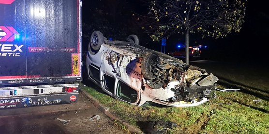 Bei Einfahrt auf Parkplatz überschlagen (Foto: Landespolizeiinspektion Nordhausen) Bei Einfahrt auf Parkplatz überschlagen (Foto: Landespolizeiinspektion Nordhausen)