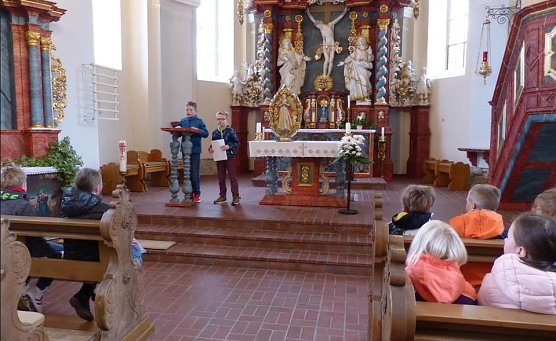 In der Kirche (Foto: Konrad Hentrich Grundschule)