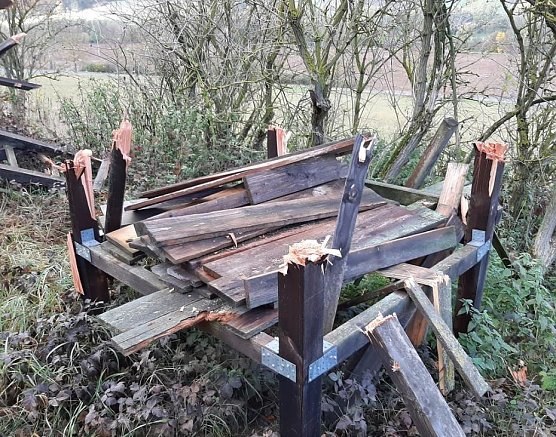 Hochsitz zerst&ouml;rt (Foto: Polizei)