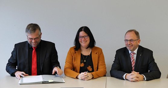 Vertragsunterzeichnung (Foto: Landkreis Eichsfeld)