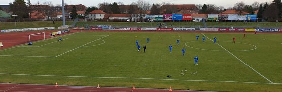 Die Mannschaften machen sich warm (Foto: J. K&ouml;nitzer)