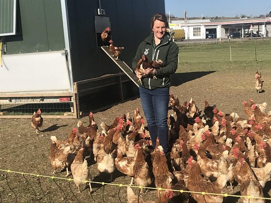 Teresa mit Huhn (Foto: Ilka K&uuml;hn)