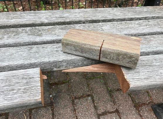 Bank zerst&ouml;rt (Foto: Ren&eacute; Wei&szlig;bach)