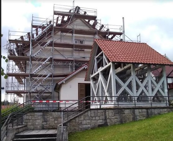 Ger&uuml;st an der Kirche in Hundeshagen (Foto: Tobias Reinhold)
