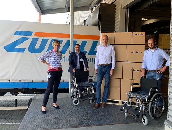 Leisten Soforthilfe mit dem Versand von mehr als 100 Rollst&uuml;hlen: (v.l.n.r.) Annette Otte und Florian Grewe von der ZUFALL logistics Group sowie Oliver Jakobi, CSO von Ottobock, und Karsten Ley, Vorstandsvorsitzender der Ottobock Global Foundation. (Foto: Ottobock)