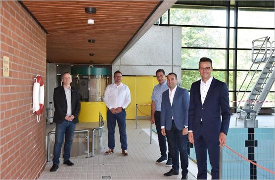 Markus Kuhlmann (Gesch&auml;ftsf&uuml;hrer EWB GmbH), Bgm. Thorsten Feike, Thomas Linkhorst (Vorsitzender Stadtratsfraktion FDP), Konstantin Kuhle (MdB), Christian Grascha (MdL)  [Von links] im Duderst&auml;dter Hallenbad (Foto: Stadtverwaltung Duderstadt)
