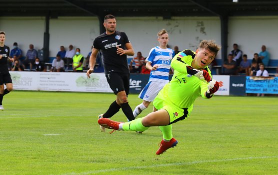 Torh&uuml;ter Valentin Henning konnte dem Schuss von Tobias Billeb nur hinterherschauen (0:1) (Foto: B.Peter)