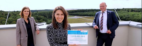 Natalie Hünger (li) und Marko Grosa freuen sich über die Zuwendung. (Foto: René Weißbach) Natalie Hünger (li) und Marko Grosa freuen sich über die Zuwendung. (Foto: René Weißbach)