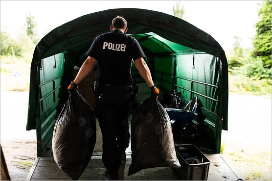 200 Polizeibeamte waren im Einsatz. Sie fanden Material, dass mehrere LKW füllte. (Foto: Polizei) 200 Polizeibeamte waren im Einsatz. Sie fanden Material, dass mehrere LKW füllte. (Foto: Polizei)
