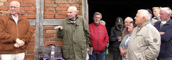 Eduard Fritze erz&auml;hlt (2.v.li.) (Foto: Bernward Seipel)
