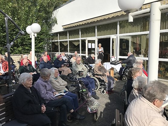 Gottesdienst im Freien (Foto: Ilka K&uuml;hn)