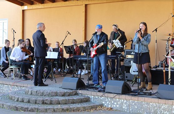 Musiksch&uuml;ler und Band auf der B&uuml;hne (Foto: Rotary Club Obereichsfeld)