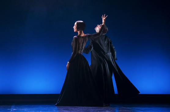 Ayako Kikuchi und Alfonso L&oacute;pez Gonz&aacute;lez in einem Ausschnitt der Winterreise, gezeigt bei der Ballettgala 2020 (Foto: Marco Kneise)