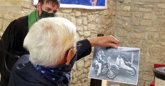 Wolf-Dieter Leidel &uuml;berreicht Pfarrer Heizmann ein Foto von seiner Ankunft in Sollstedt. (Foto: R. Englert)