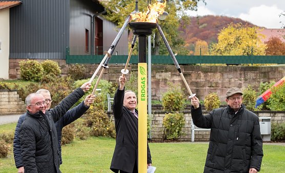 Bildunterschrift: Die symbolische Fackelz&uuml;ndung &uuml;bernahmen Dirk Nehrkorn, Gesch&auml;ftsf&uuml;hrer der EW Eichsfeldgas, Raimund M&uuml;ller,B&uuml;rgermeister von Lutter, Ulrich Gabel, Gesch&auml;ftsf&uuml;hrer der Eichsfeldwerke, und Landrat Dr. Werner Henning (v.l.) (Foto: Eichsfeldwerke Heiligenstadt)