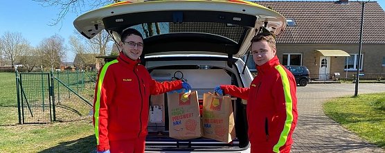 Die DLRG geht einkaufen. Von links: Nils Leidloff, Lennard Andre     (Foto: DLRG)