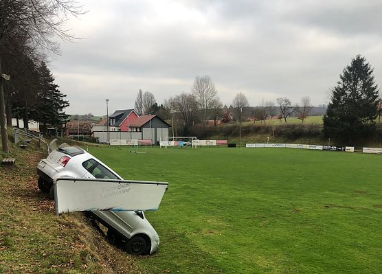 Polo in ungew&ouml;hnlicher Parkstellung (Foto: LPI Nordhausen )