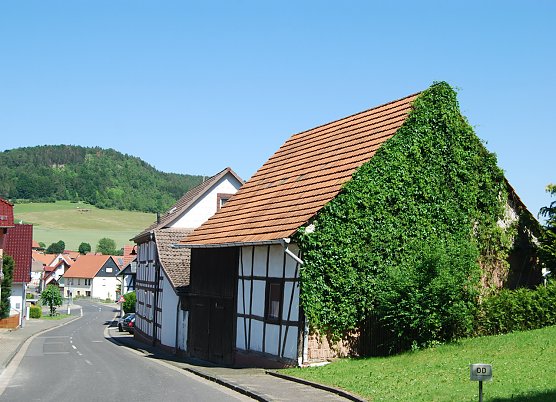 Blick &uuml;ber das Dorf zum H&uuml;lfensberg (Foto: M.Seidel)
