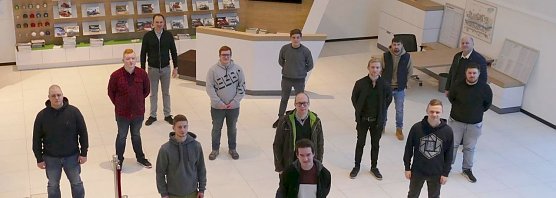 Elf frischgebackene Kfz-Mechatroniker-Gesellen erhielten jetzt ihre Arbeitsvertr&auml;ge und verst&auml;rken nun die Werkst&auml;tten der Peter-Gruppe in Th&uuml;ringen und S&uuml;d-Niedersachsen. Die Gesch&auml;ftsf&uuml;hrer Helmut Peter (rechts) und Andreas Peter (hinten) freut&acute;s. (Foto: AHP)